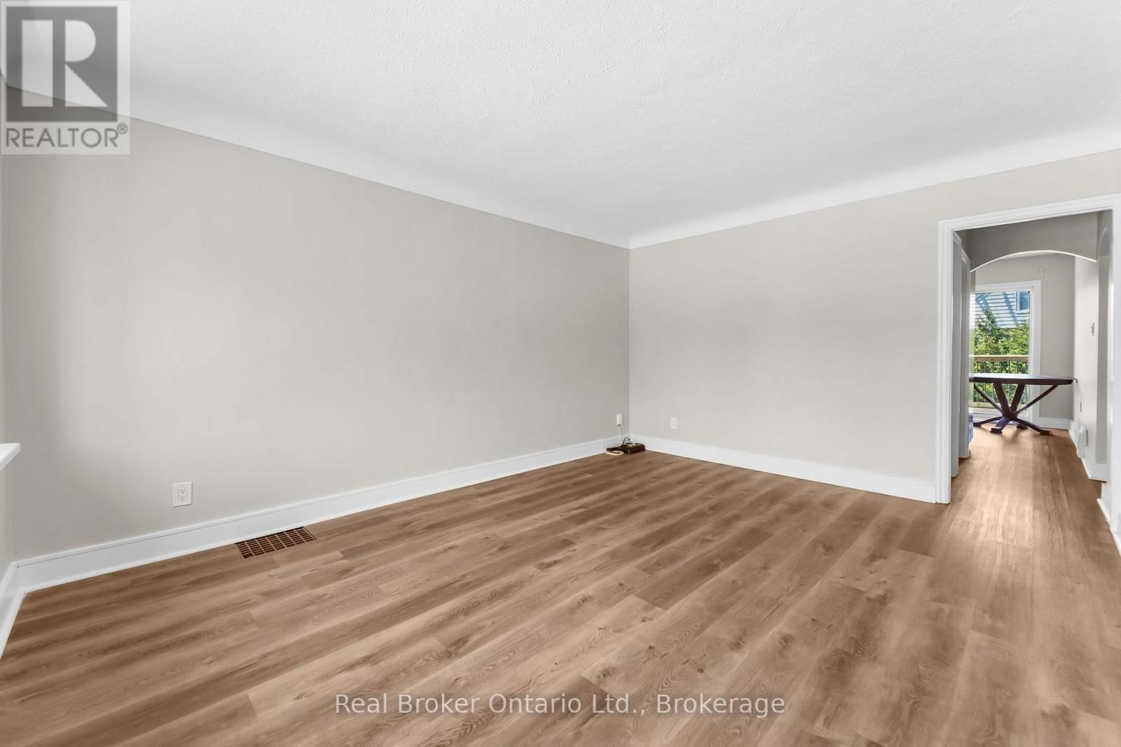 Upper Unit - 223 BOND STREET NORTH Image 8