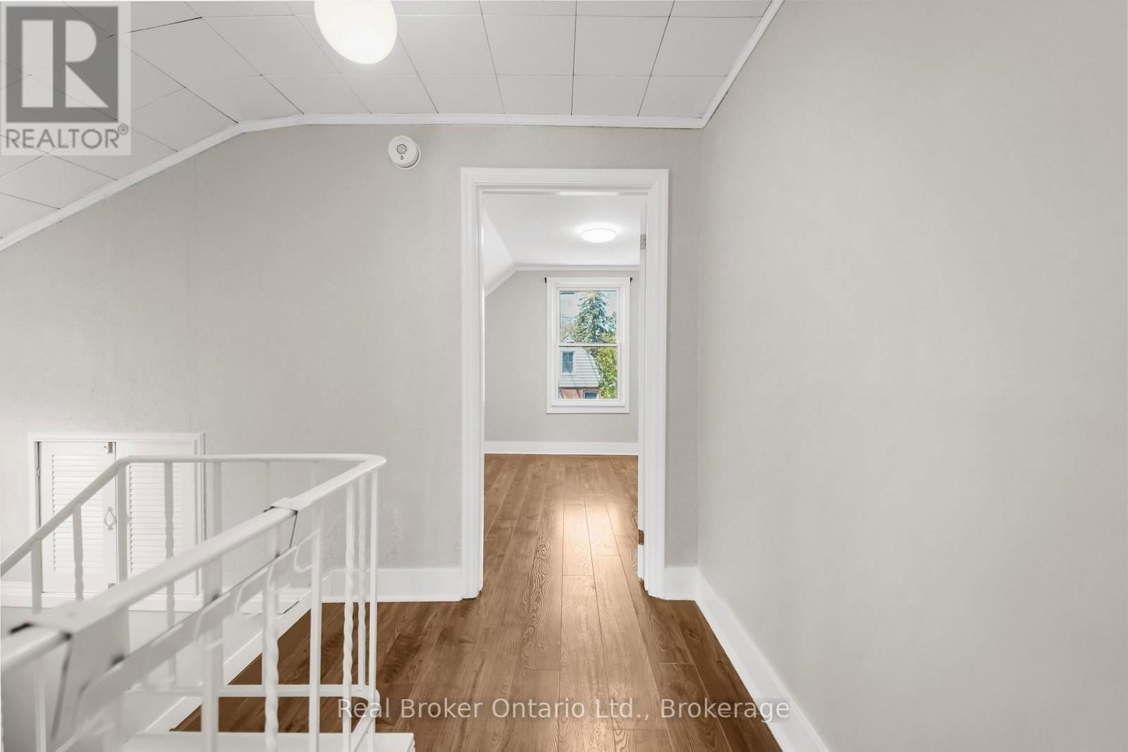 Upper Unit - 223 BOND STREET NORTH Image 9
