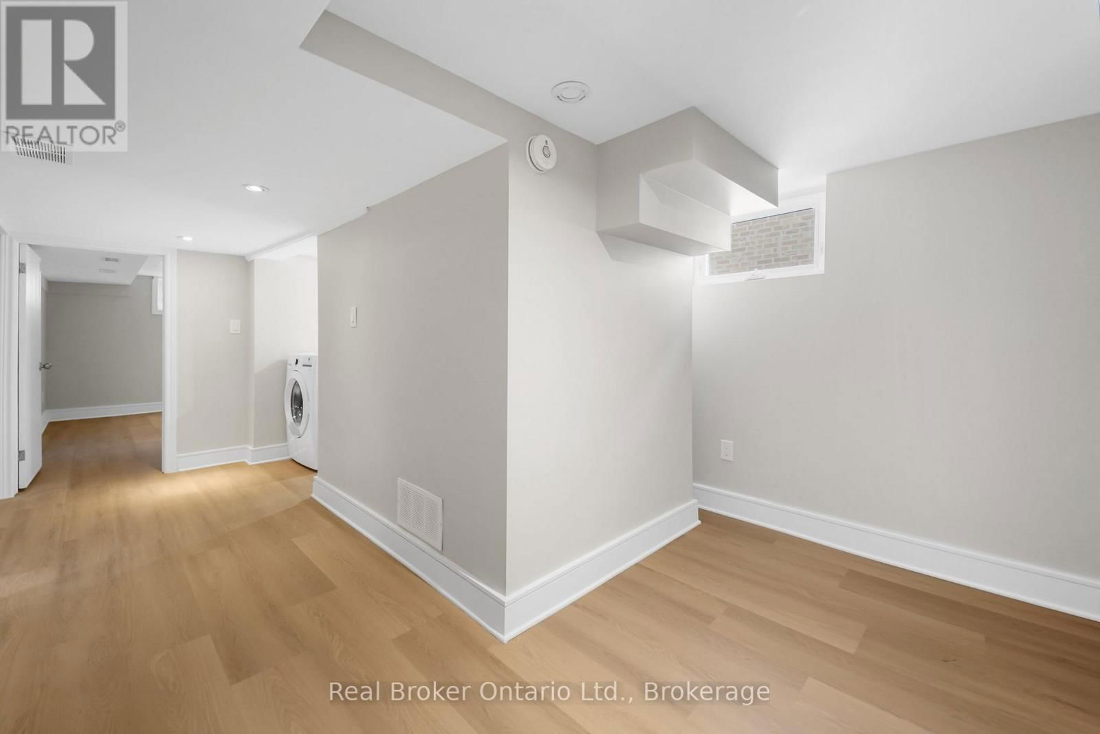 LOWER UNIT - 223 BOND STREET NORTH Image 11