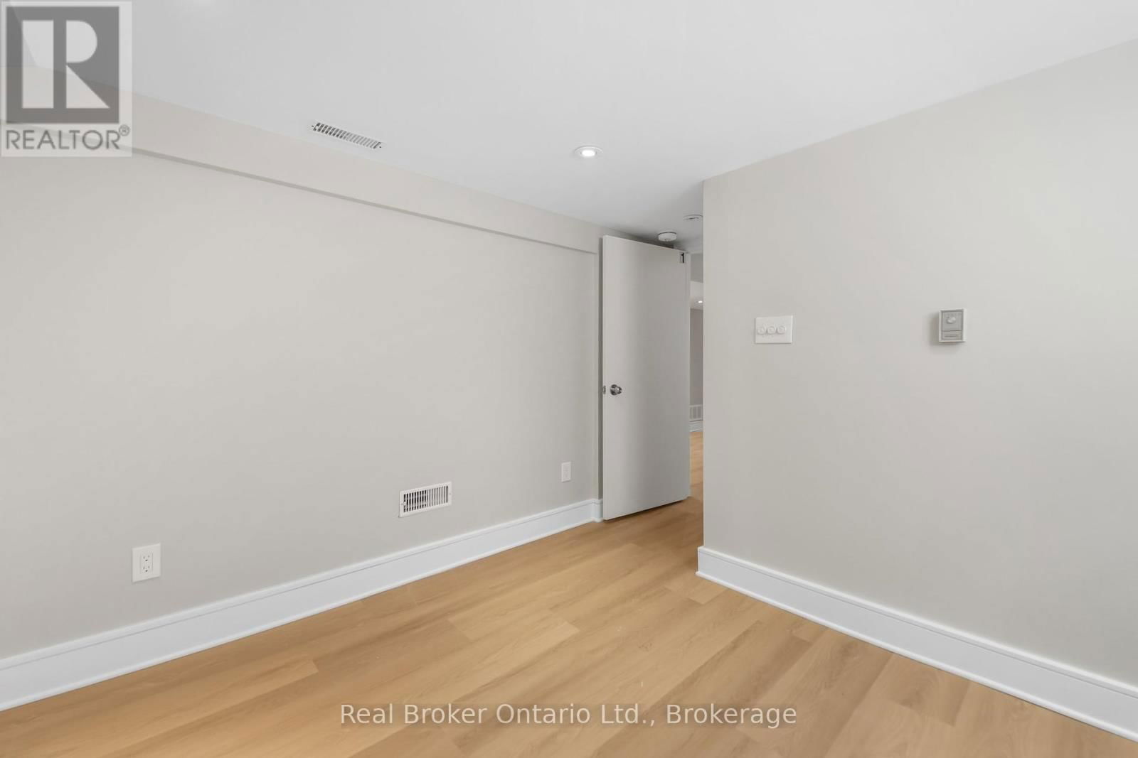 LOWER UNIT - 223 BOND STREET NORTH Image 4