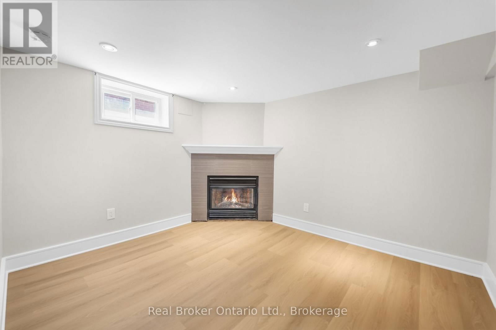 LOWER UNIT - 223 BOND STREET NORTH Image 5