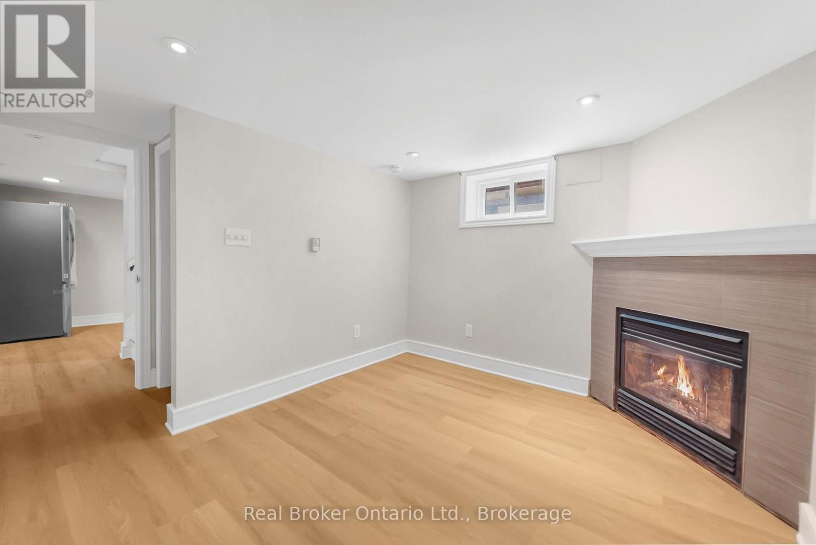 LOWER UNIT - 223 BOND STREET NORTH Image 6
