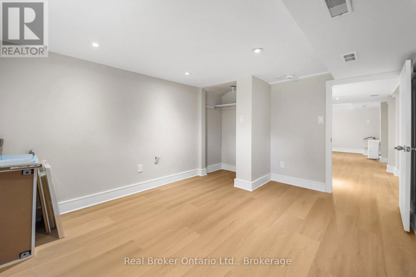 LOWER UNIT - 223 BOND STREET NORTH Image 7