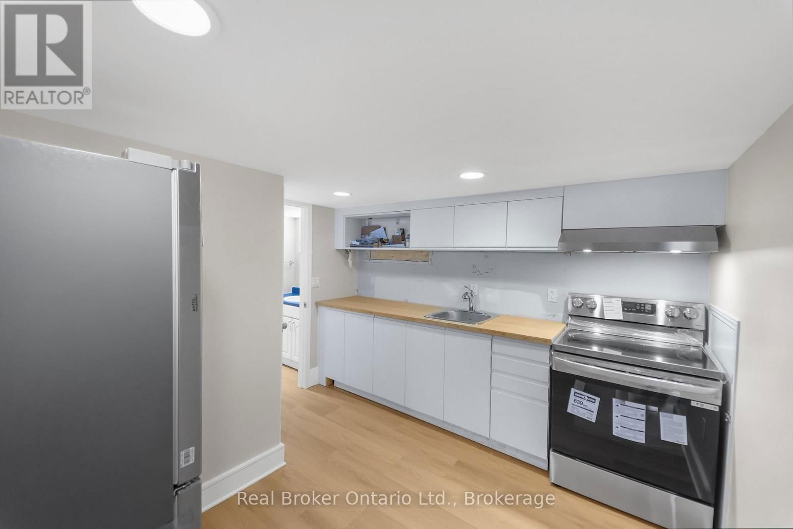 LOWER UNIT - 223 BOND STREET NORTH Image 8