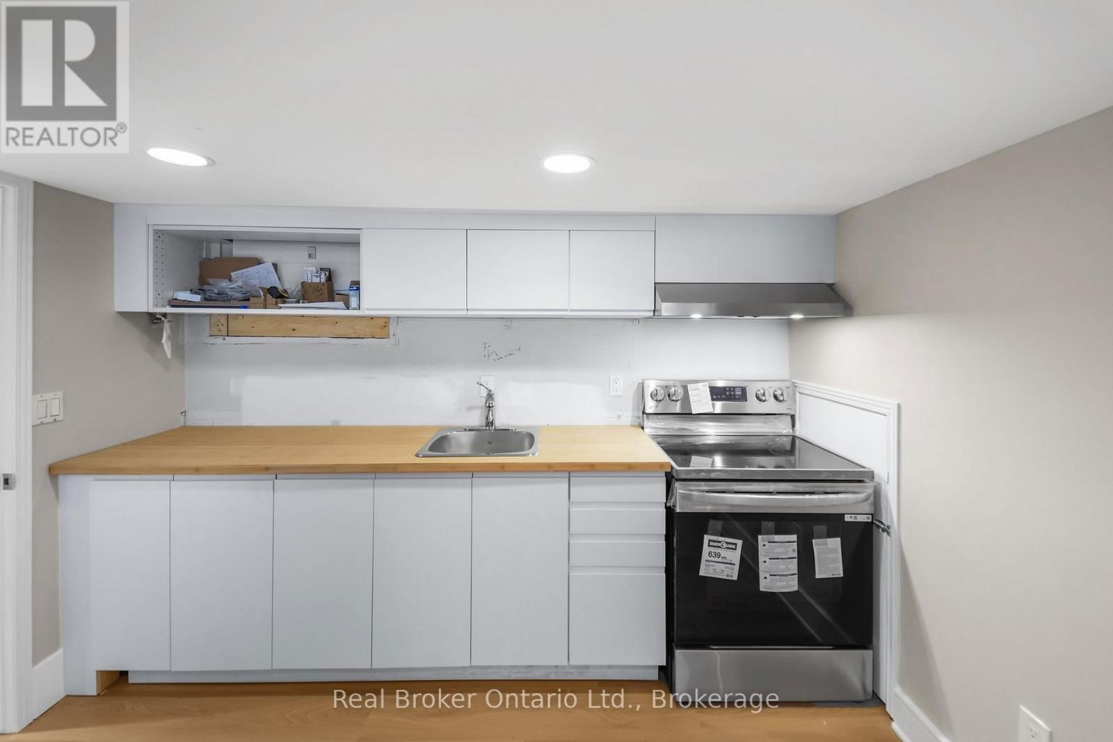 LOWER UNIT - 223 BOND STREET NORTH Image 9