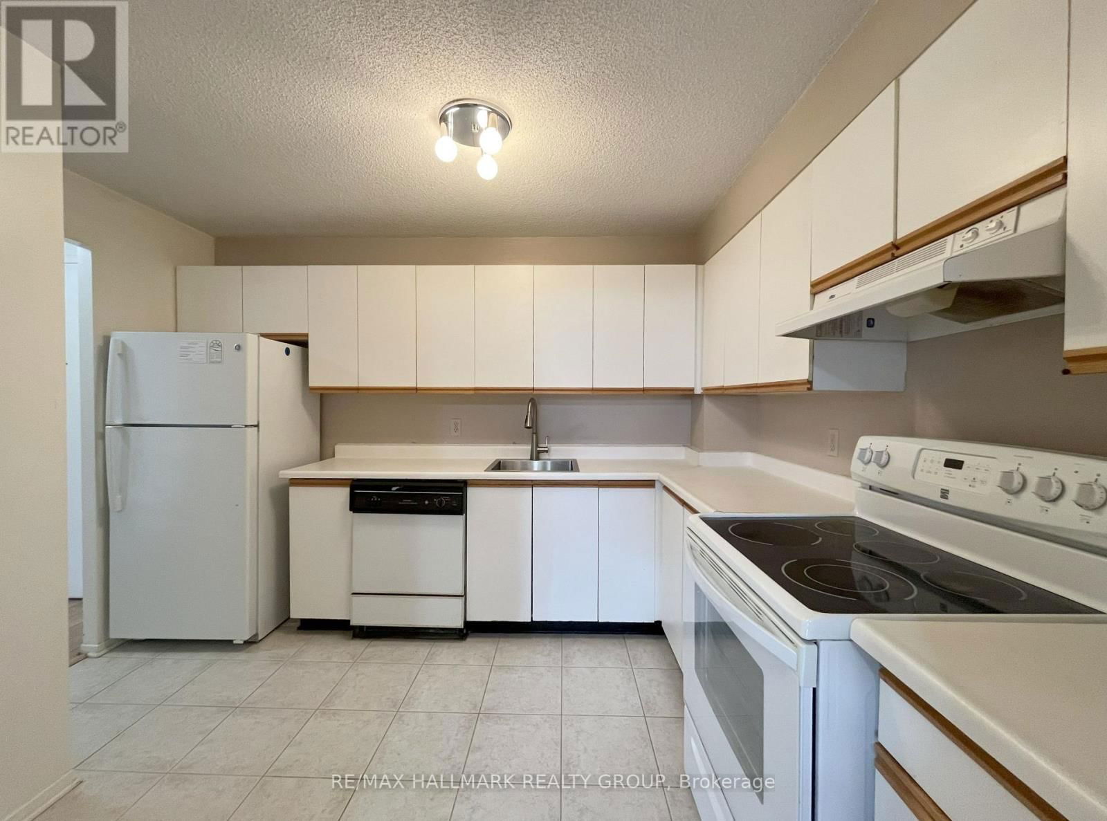 221 - 1025 GRENON AVENUE Image 4