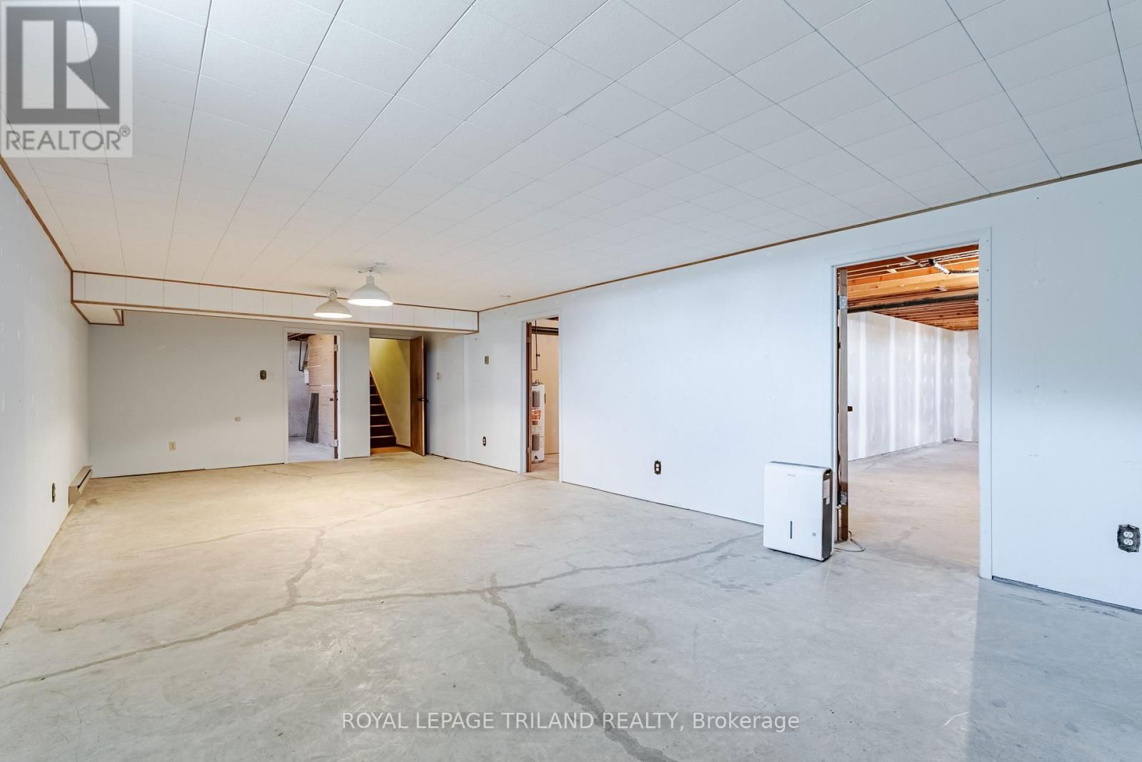 15295 DORCHESTER ROAD Image 28