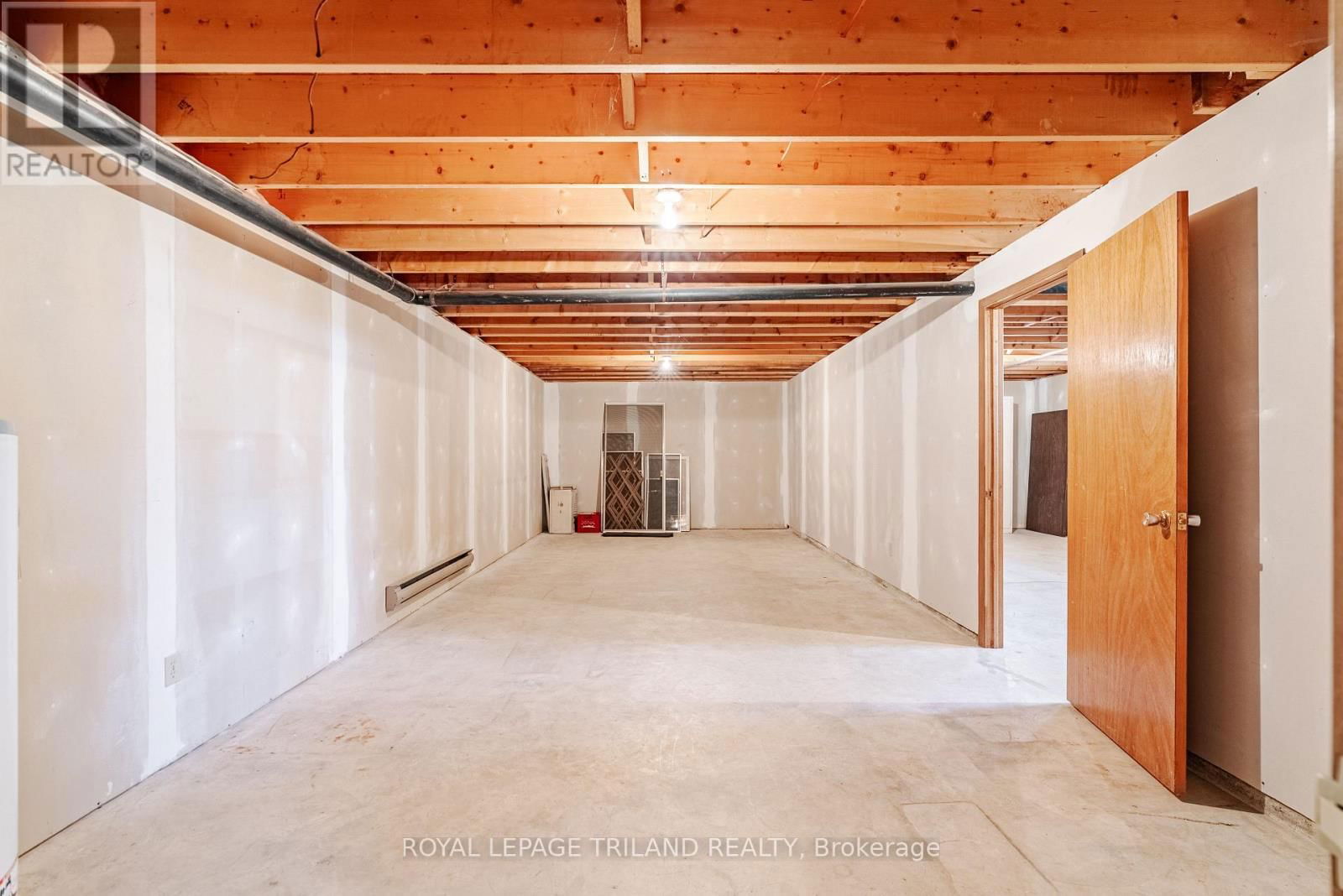 15295 DORCHESTER ROAD Image 29