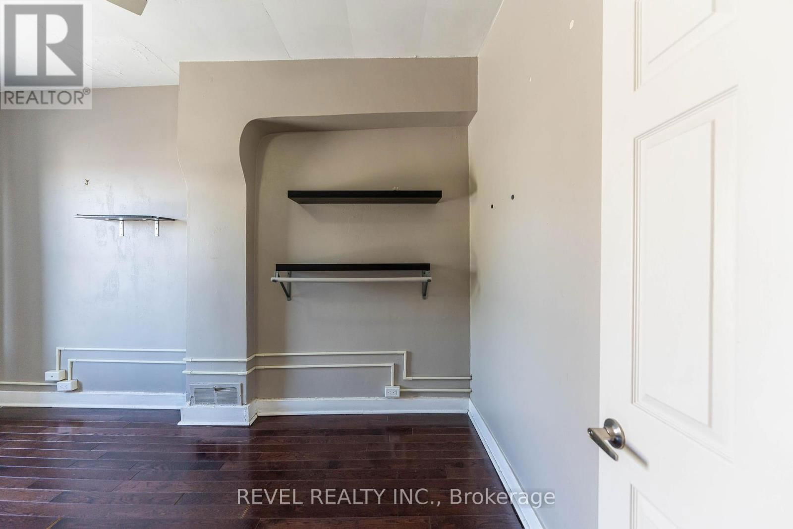 2 - 4993 KING STREET Image 9