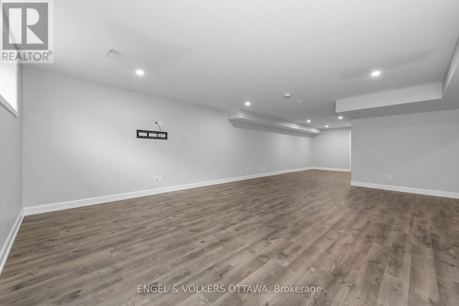 779 COAST CIRCLE Image 35
