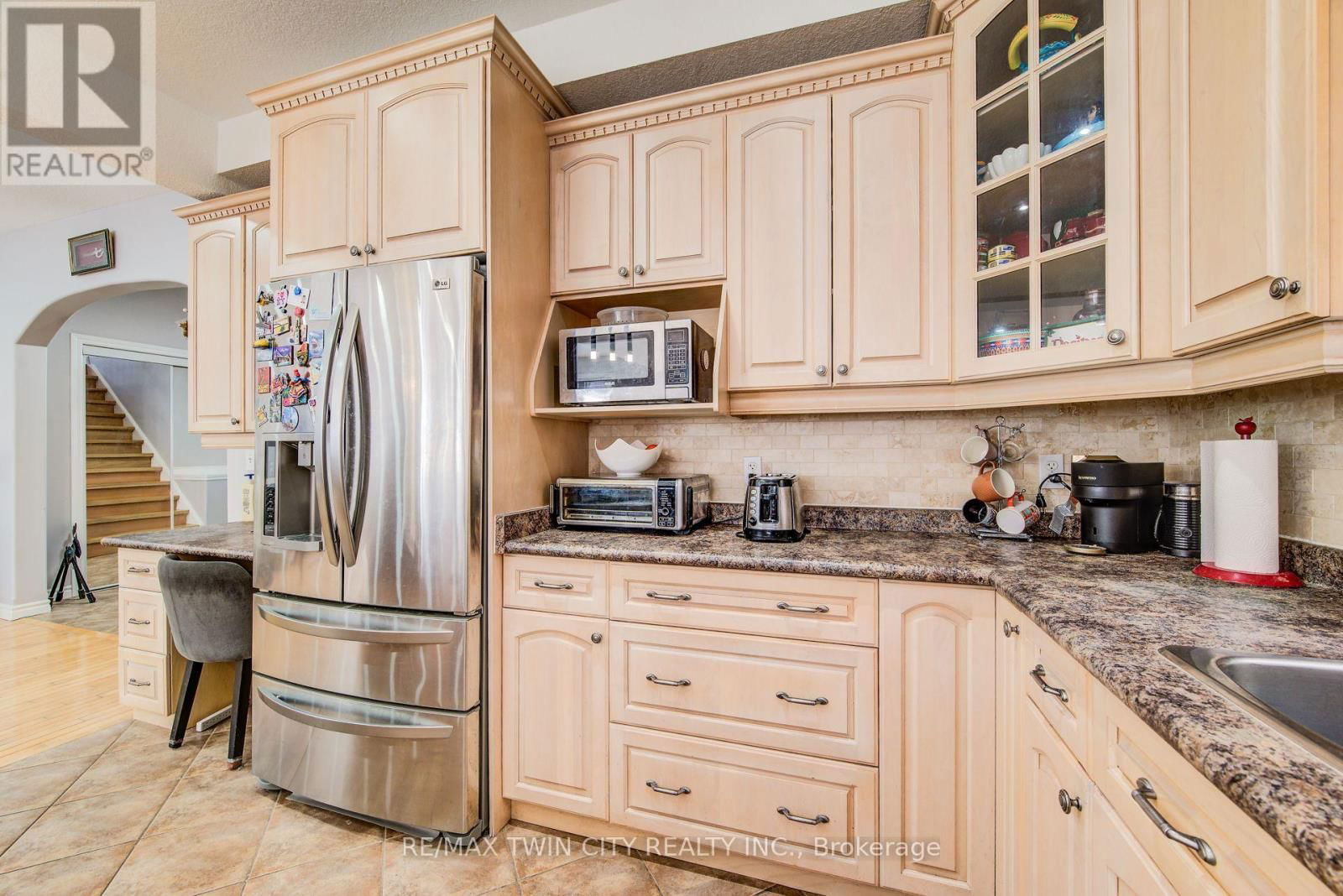 144 UDVARI CRESCENT Image 10