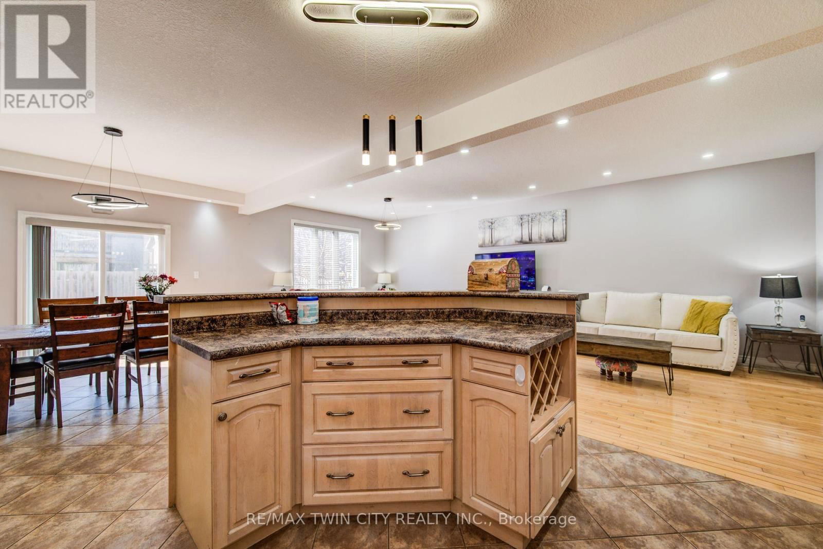 144 UDVARI CRESCENT Image 11