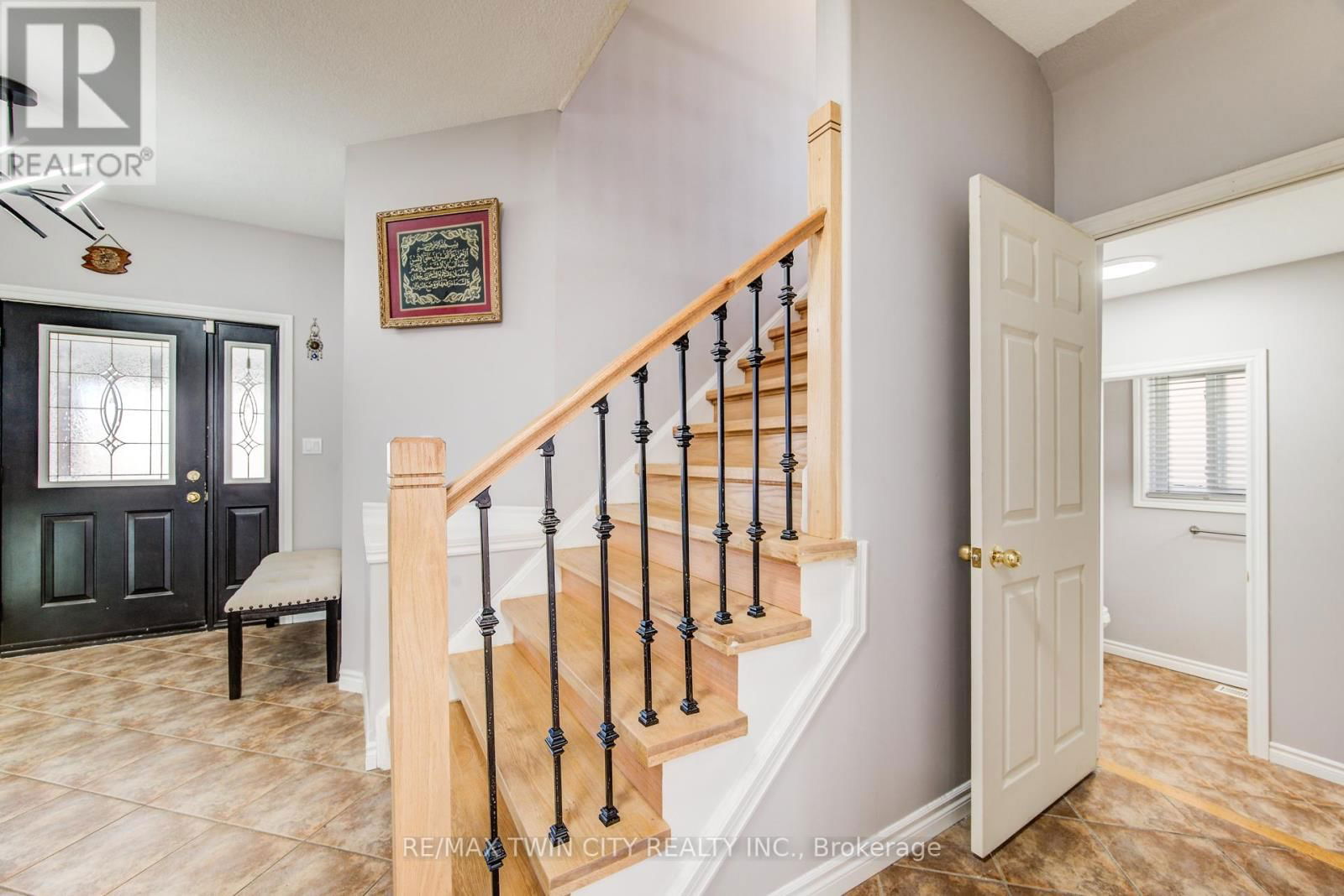 144 UDVARI CRESCENT Image 12