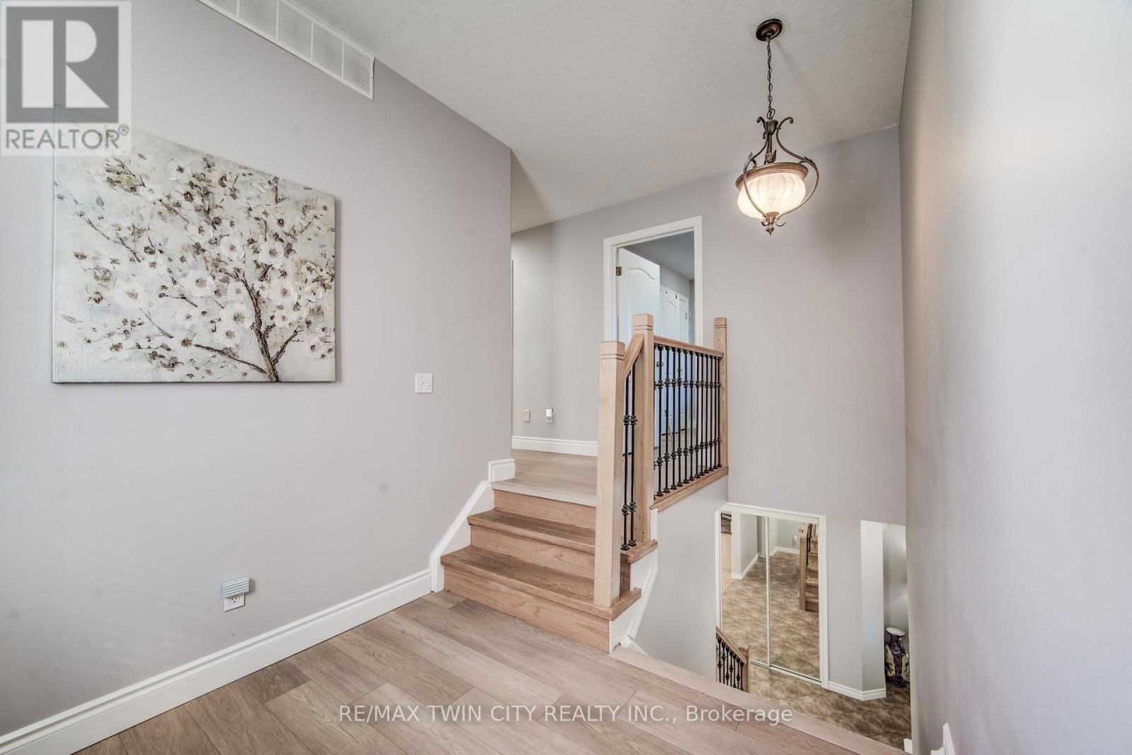 144 UDVARI CRESCENT Image 13