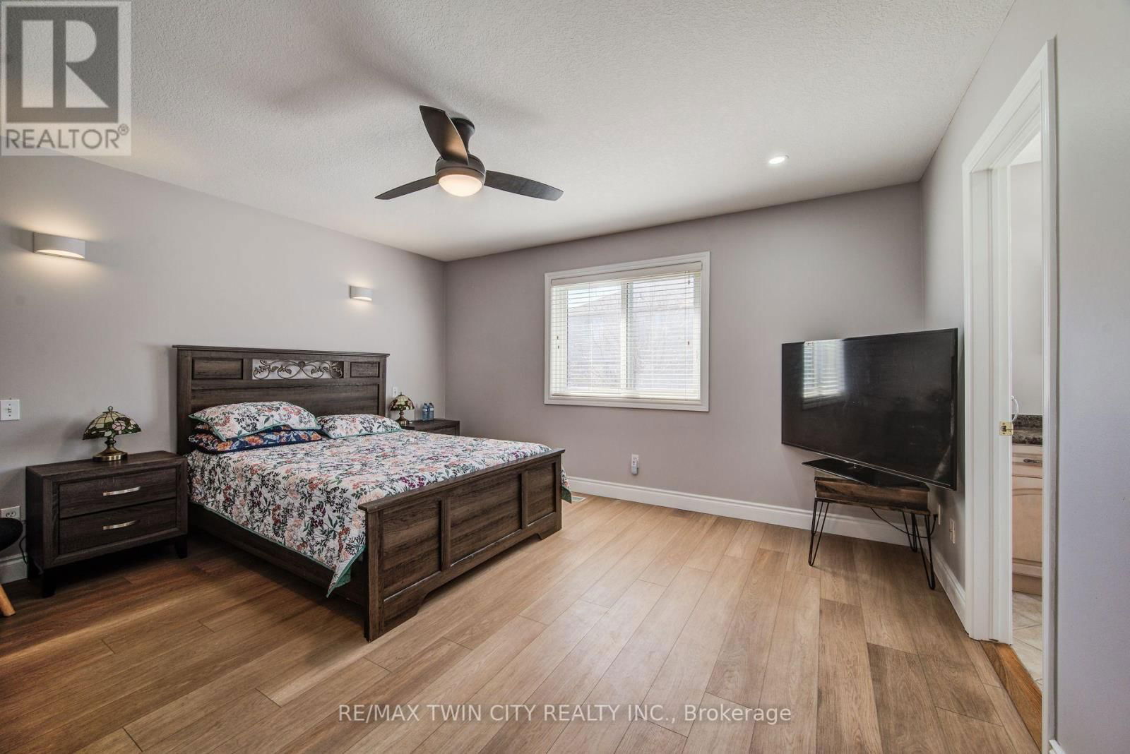 144 UDVARI CRESCENT Image 17