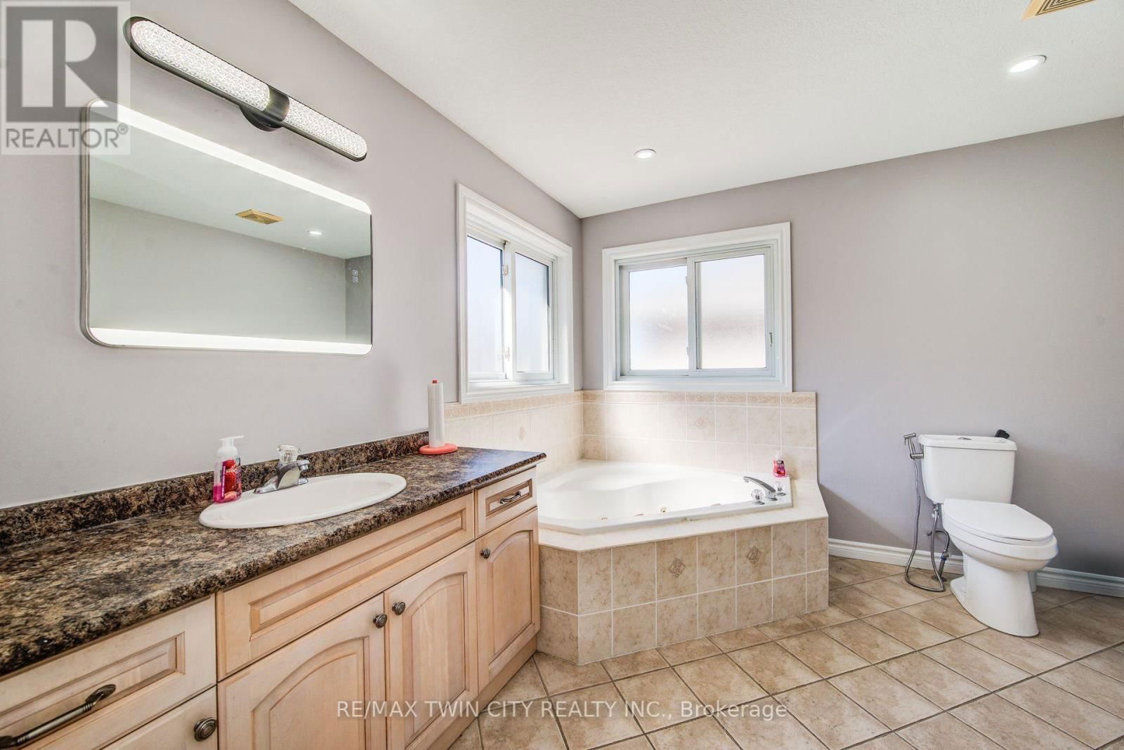144 UDVARI CRESCENT Image 19