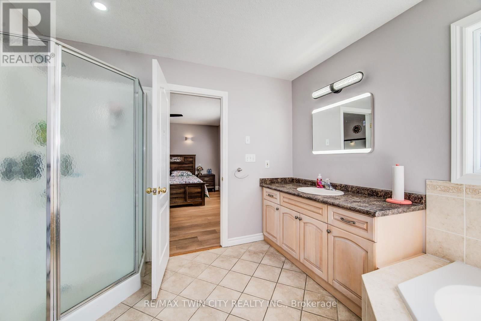 144 UDVARI CRESCENT Image 20