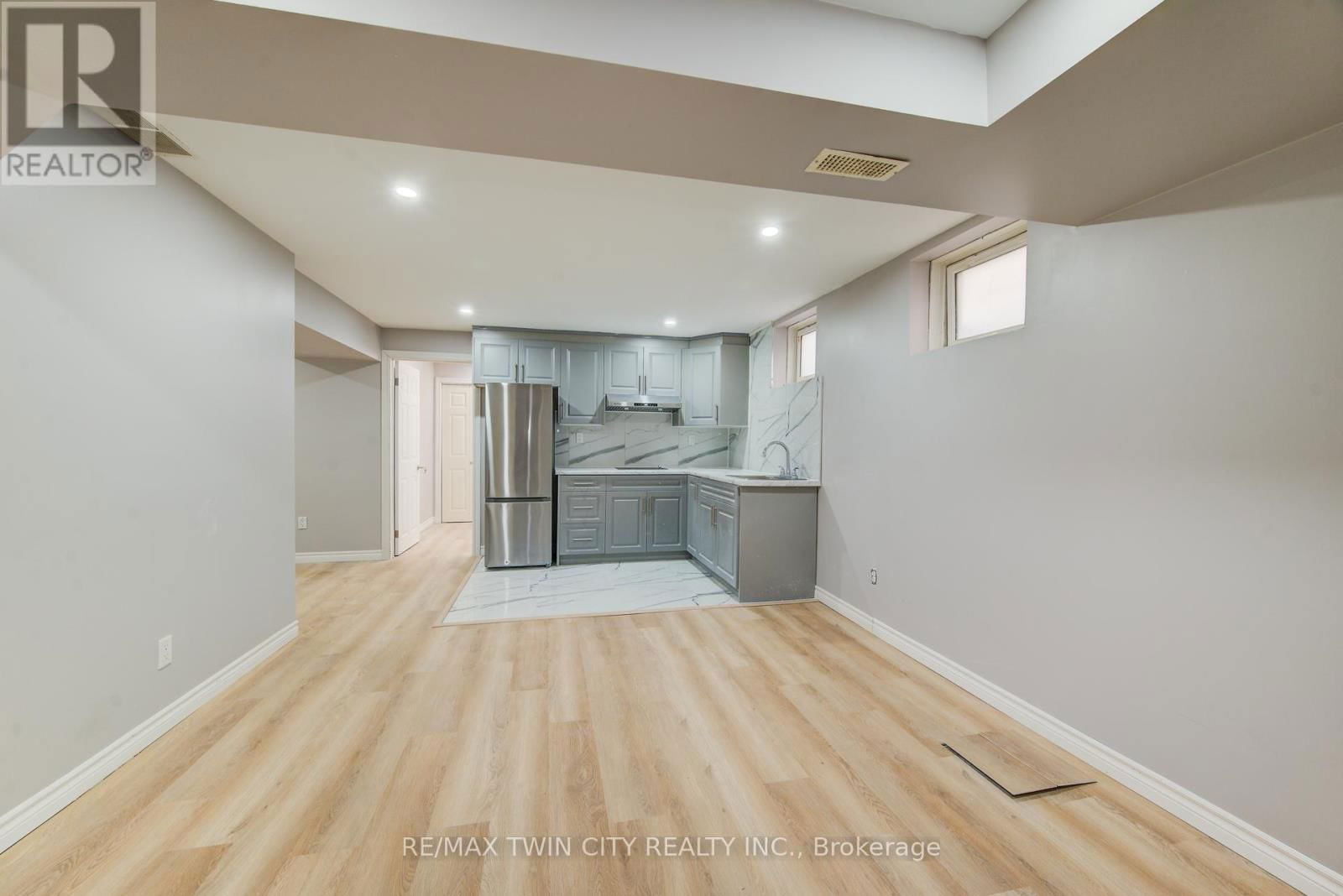 144 UDVARI CRESCENT Image 21