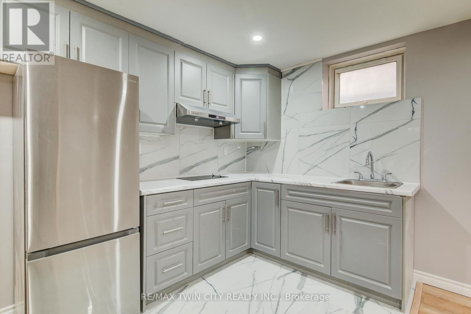 144 UDVARI CRESCENT Image 22