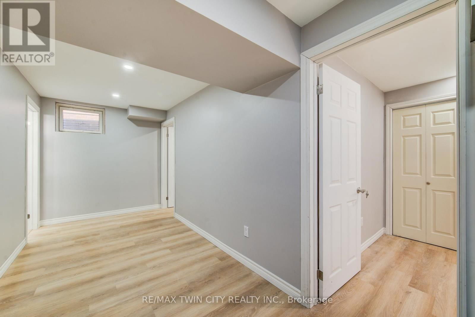 144 UDVARI CRESCENT Image 23
