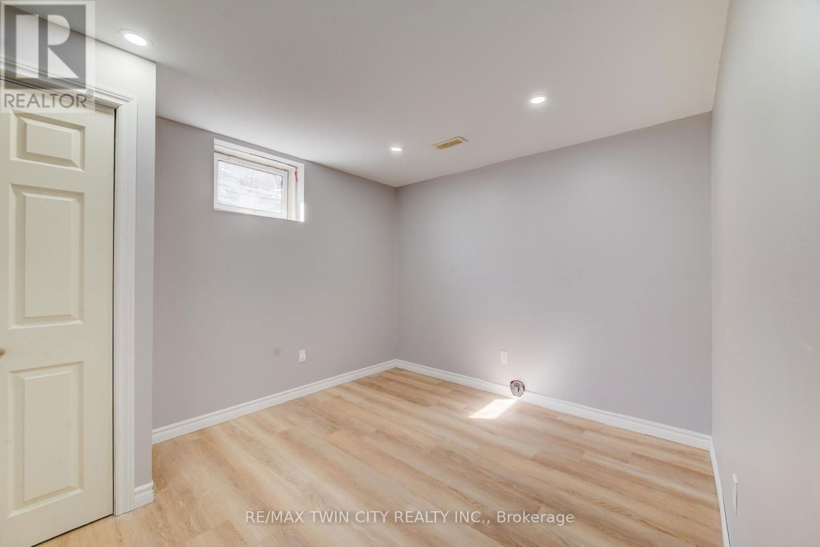 144 UDVARI CRESCENT Image 24