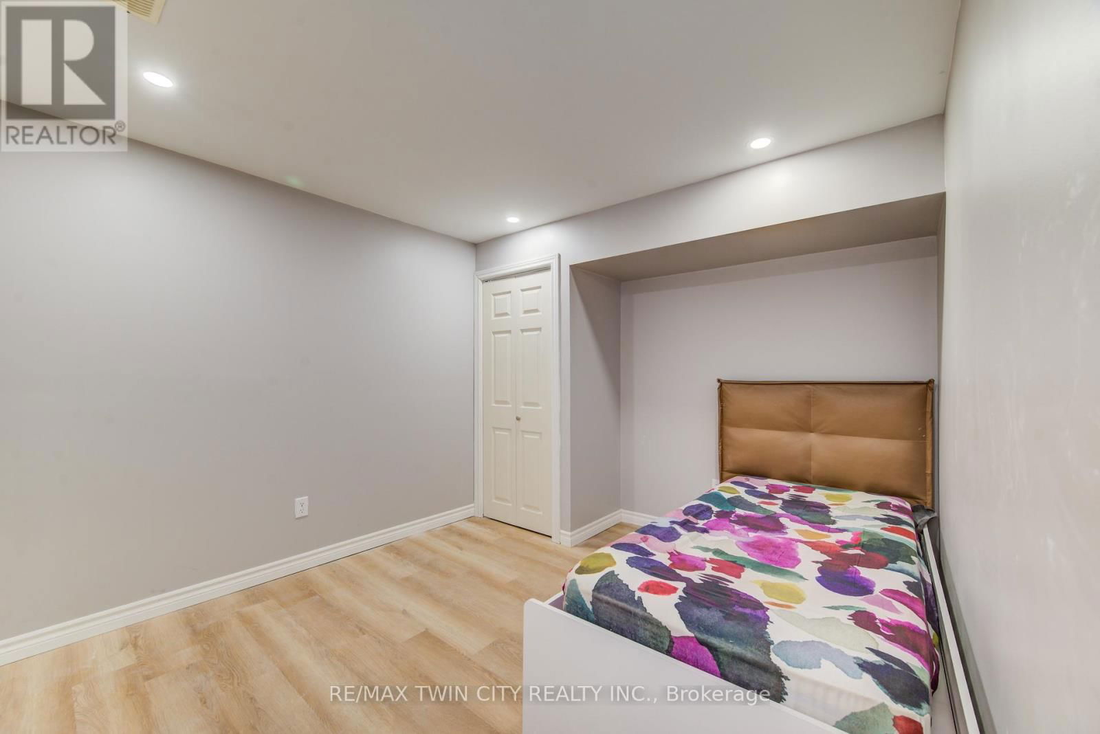144 UDVARI CRESCENT Image 25