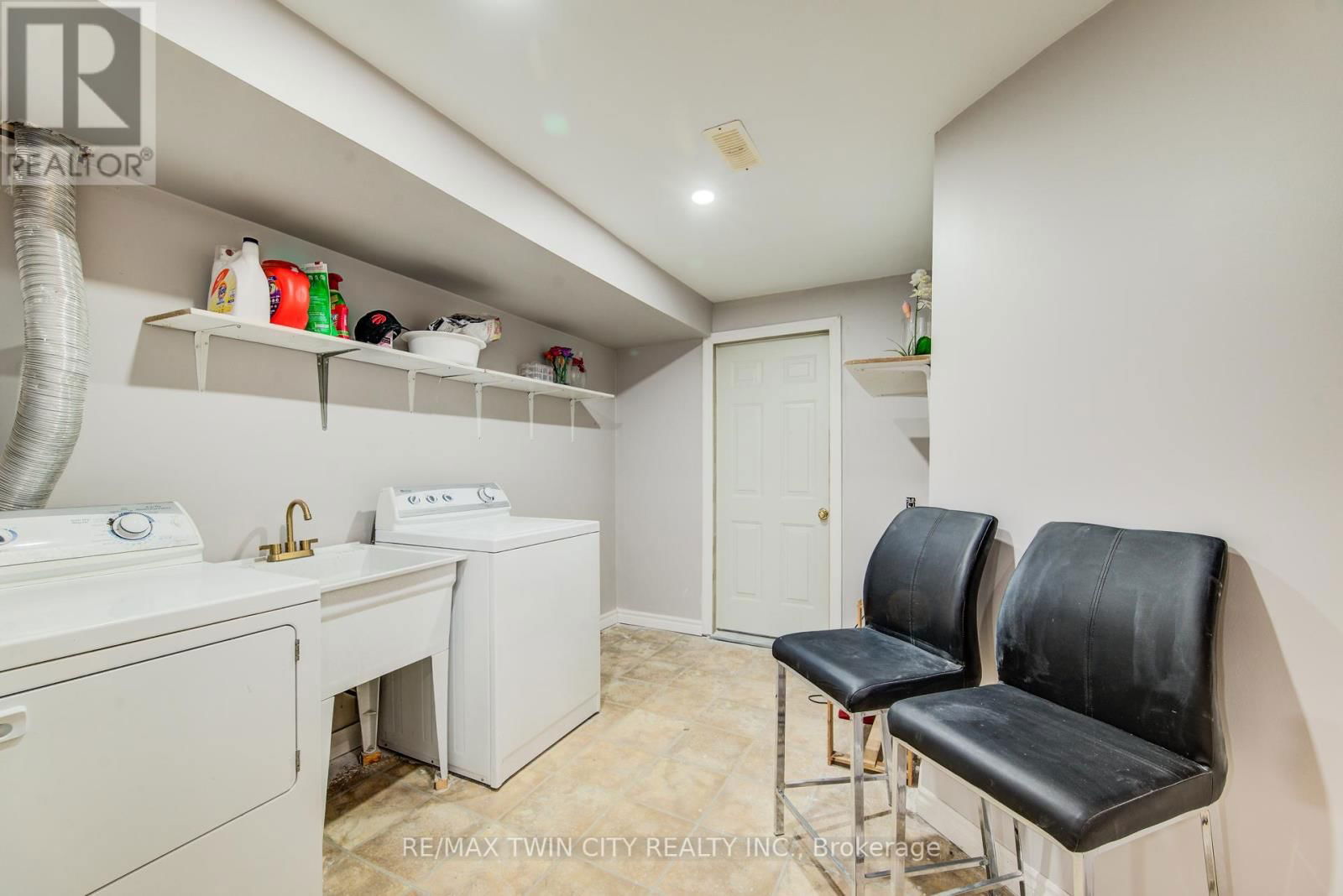 144 UDVARI CRESCENT Image 27