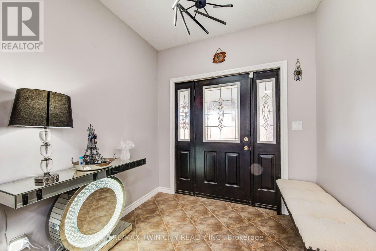 144 UDVARI CRESCENT Image 3