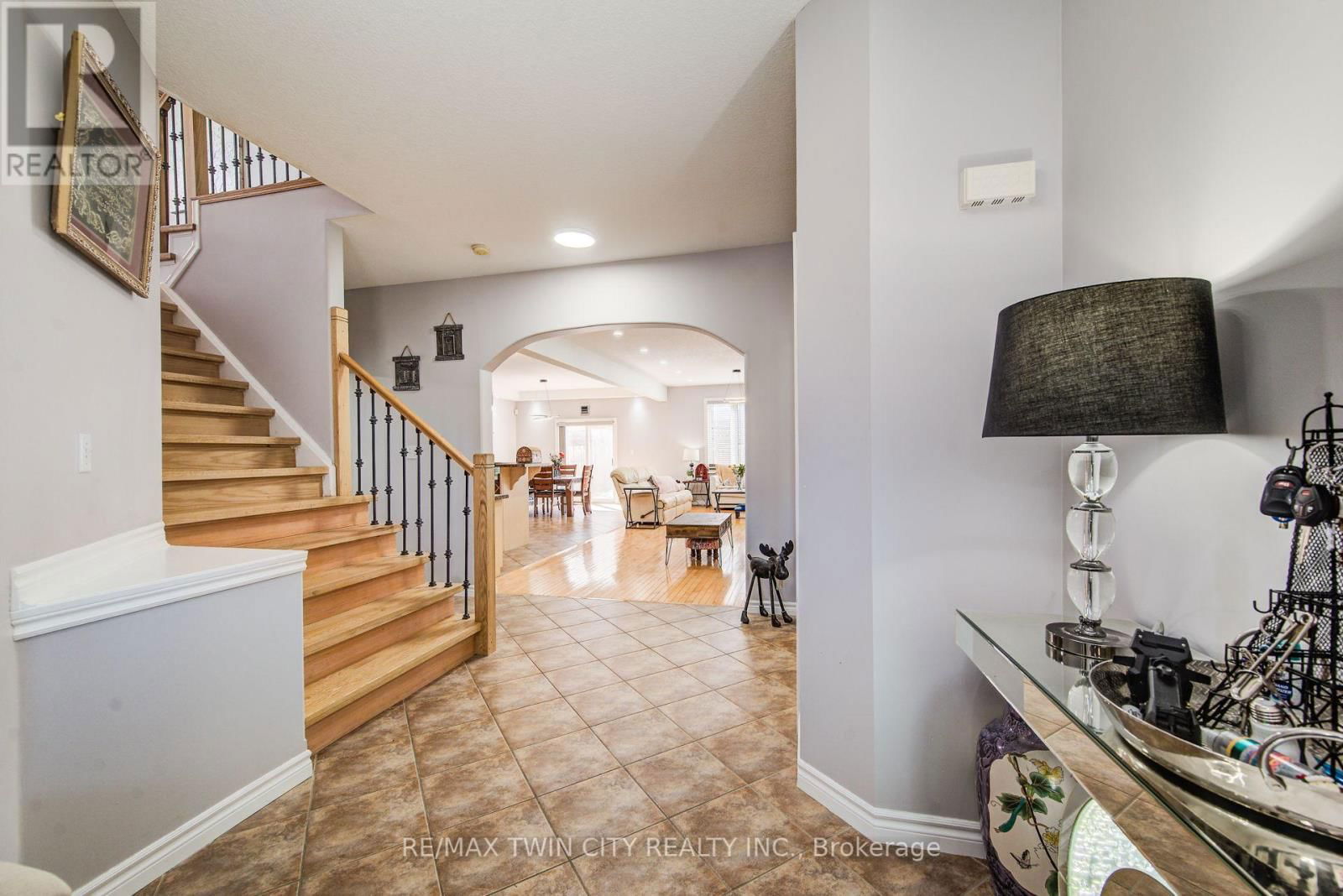 144 UDVARI CRESCENT Image 4