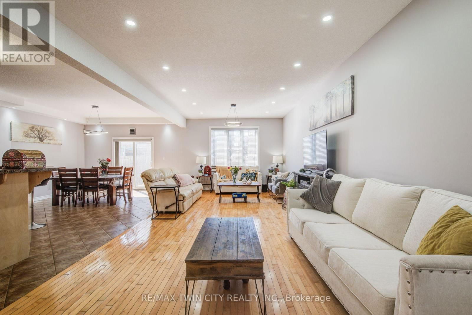 144 UDVARI CRESCENT Image 6