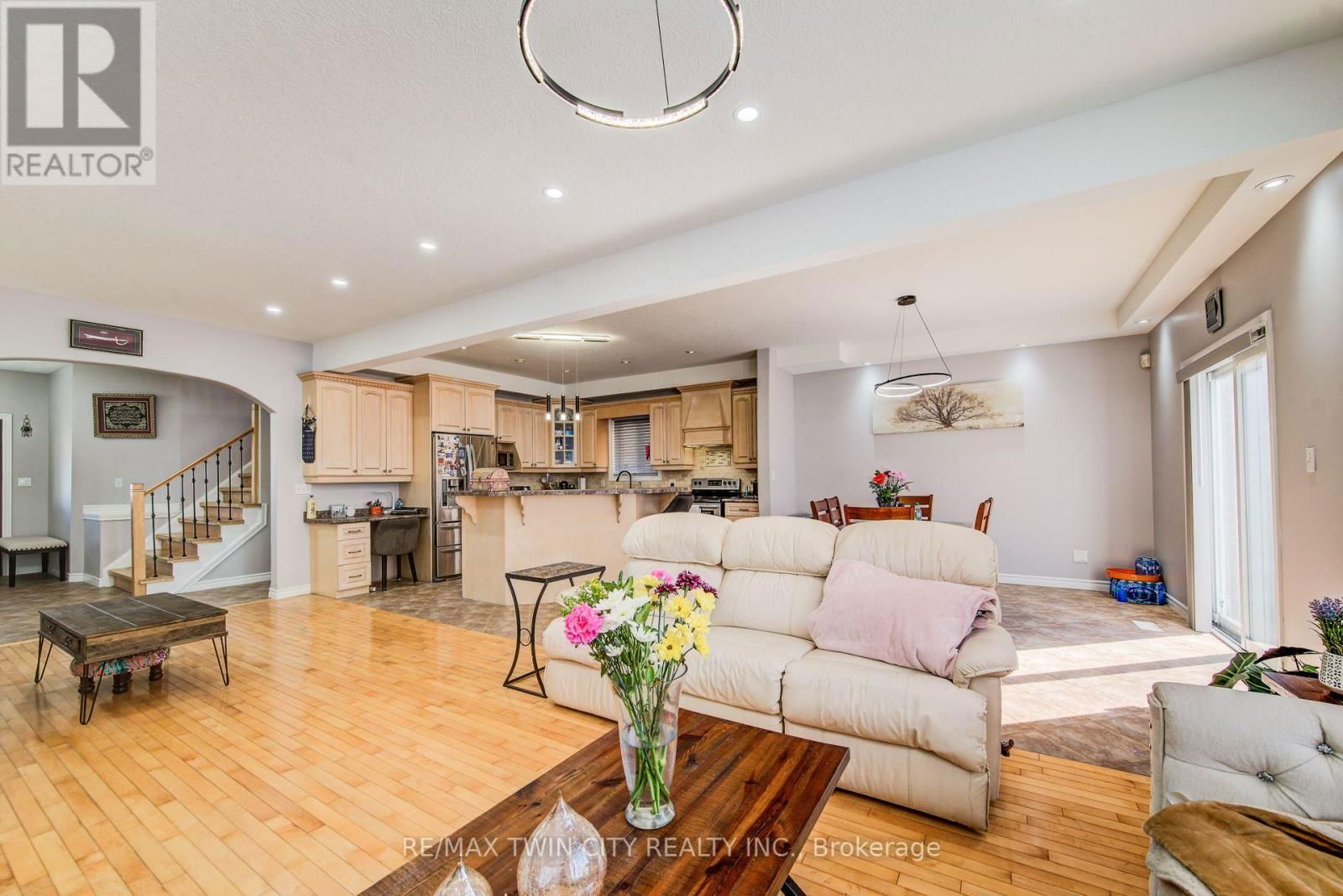 144 UDVARI CRESCENT Image 7