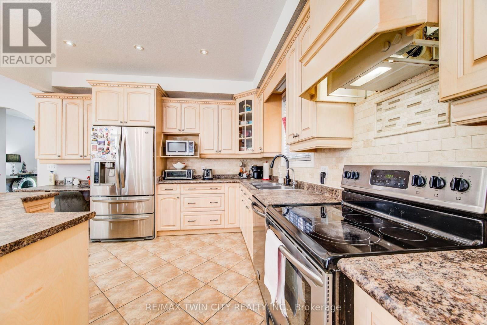 144 UDVARI CRESCENT Image 9