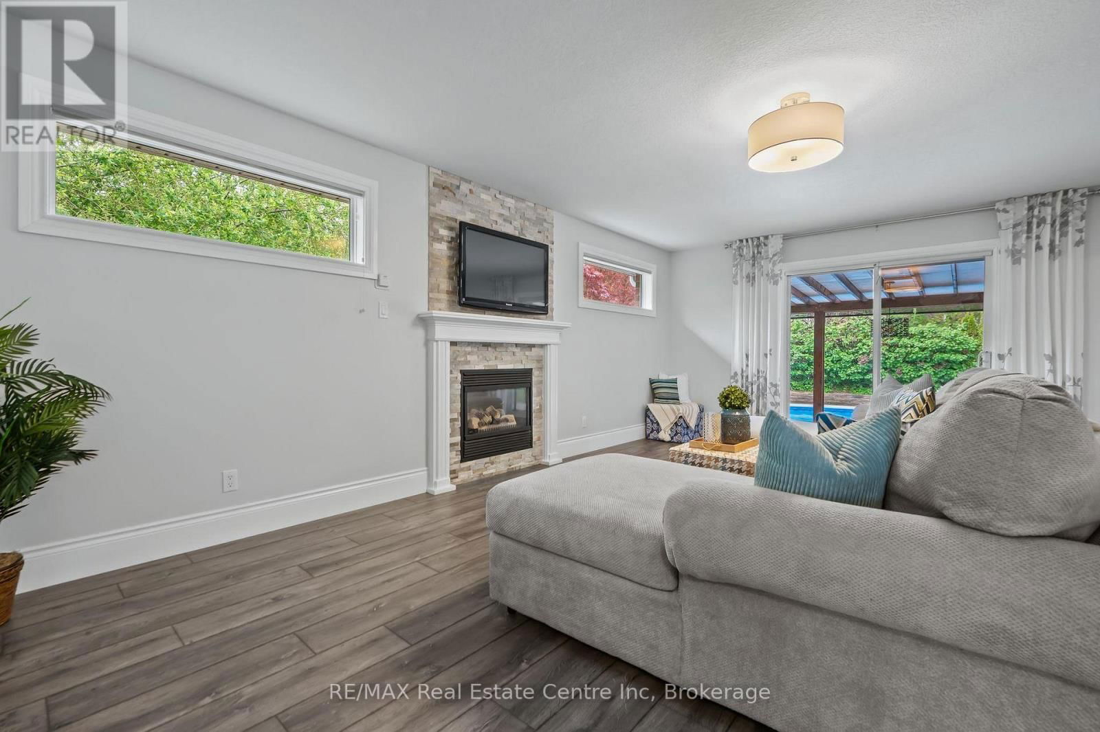 52 BOND COURT Image 11