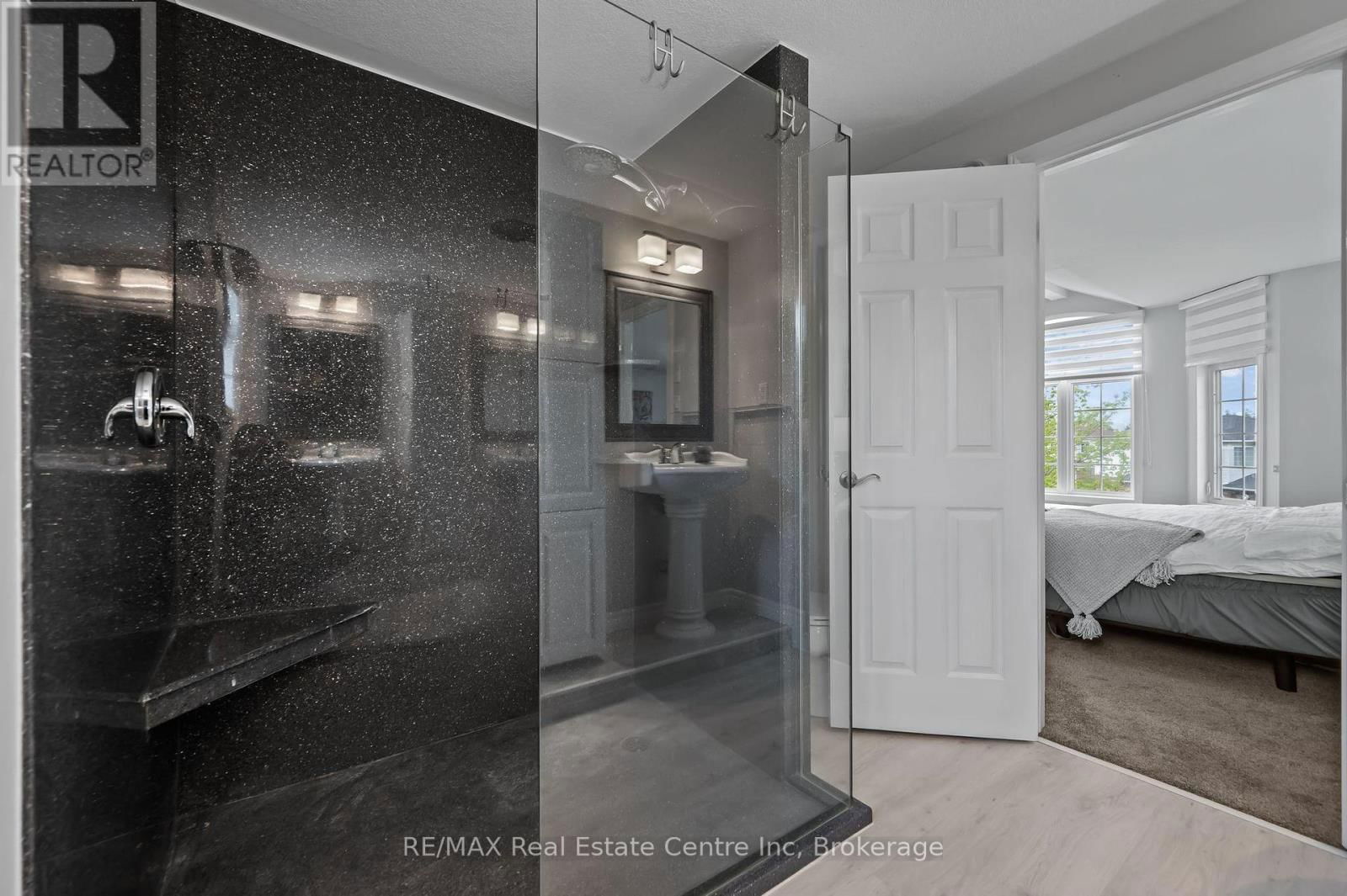 52 BOND COURT Image 19