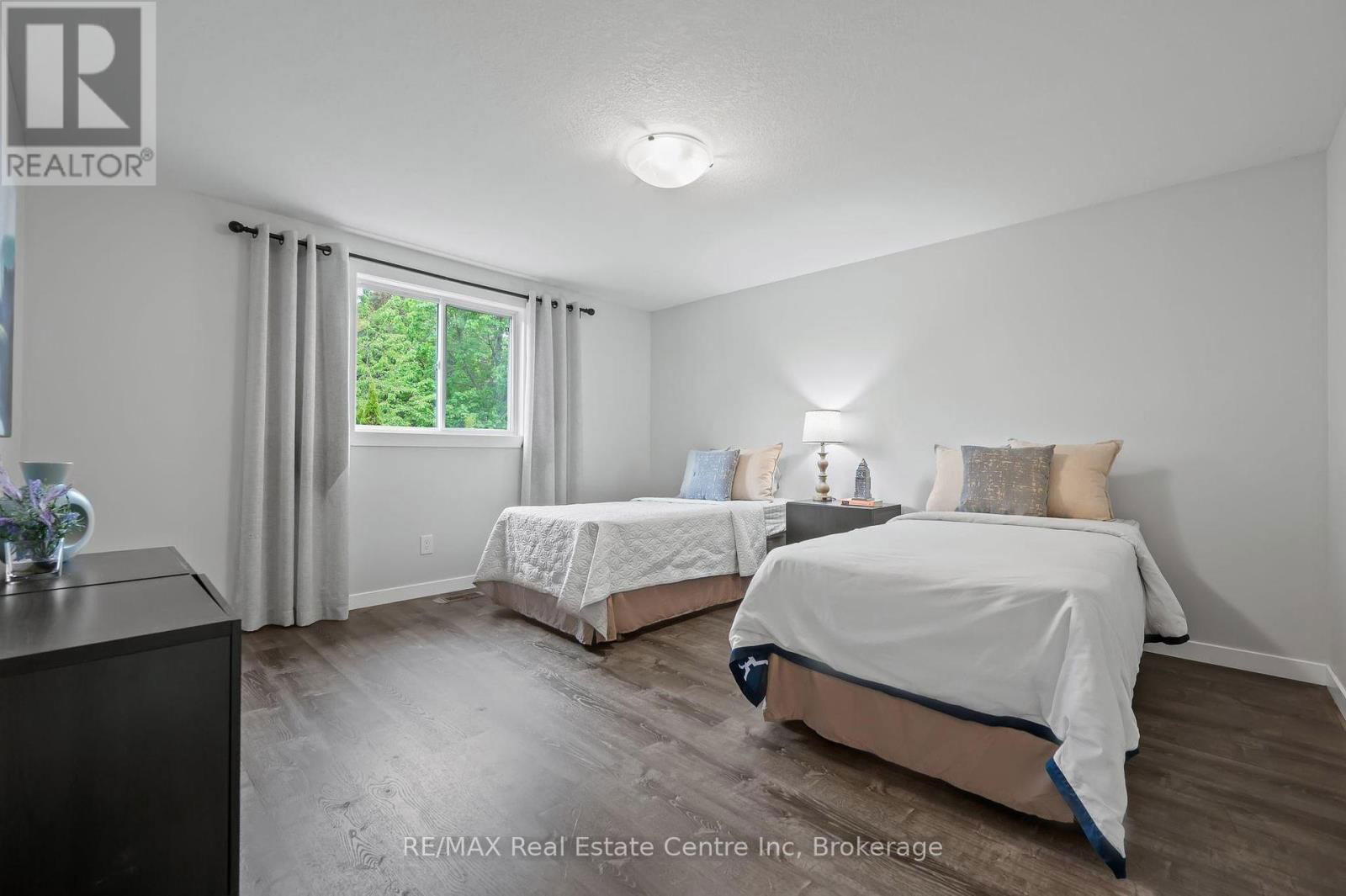 52 BOND COURT Image 22