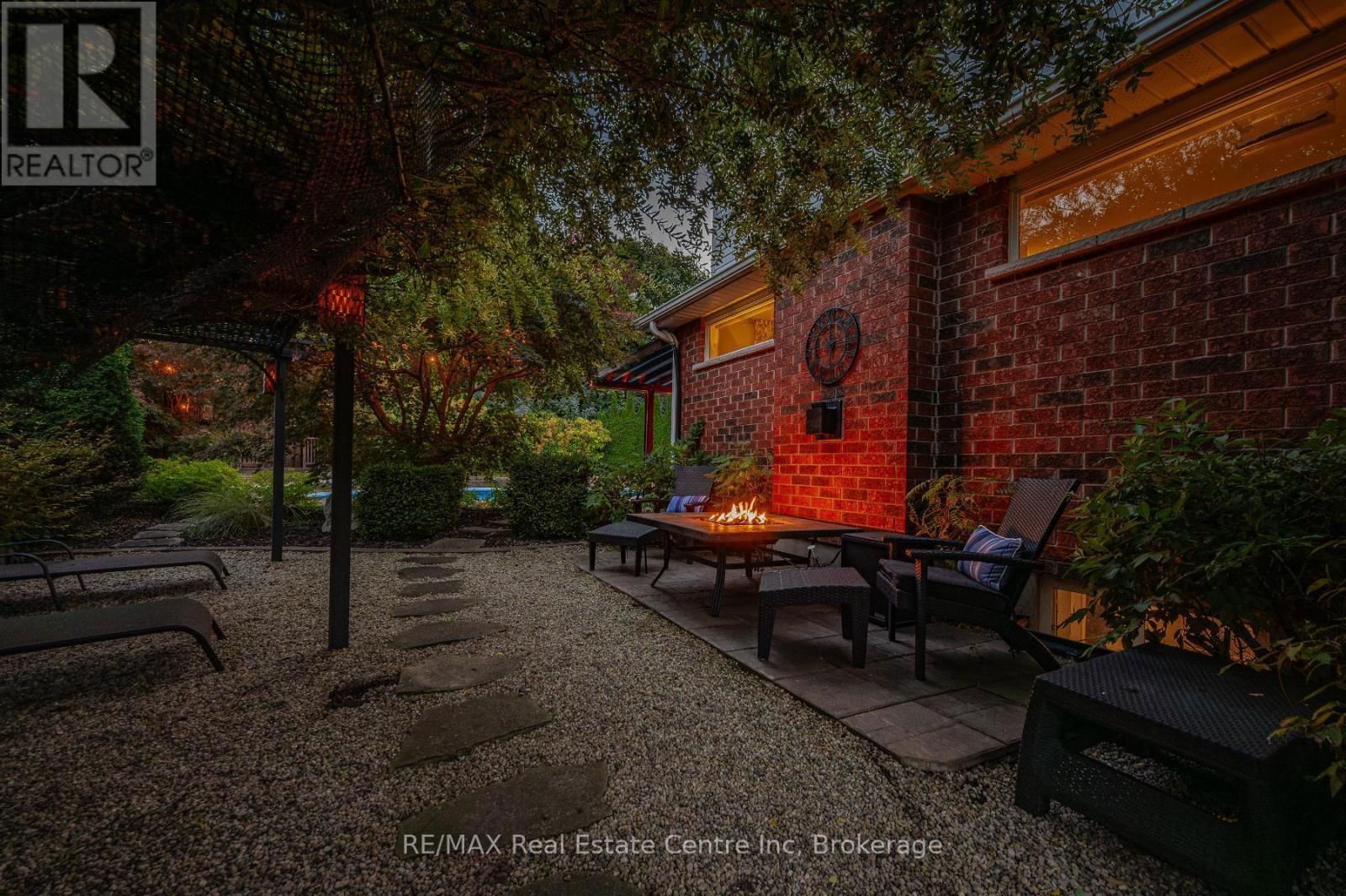 52 BOND COURT Image 4