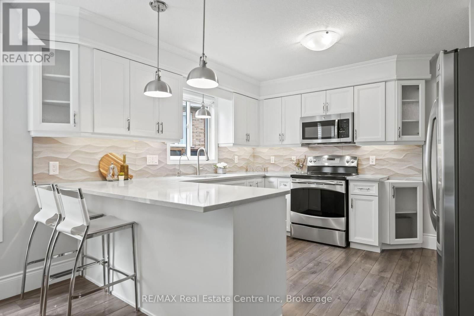 52 BOND COURT Image 6