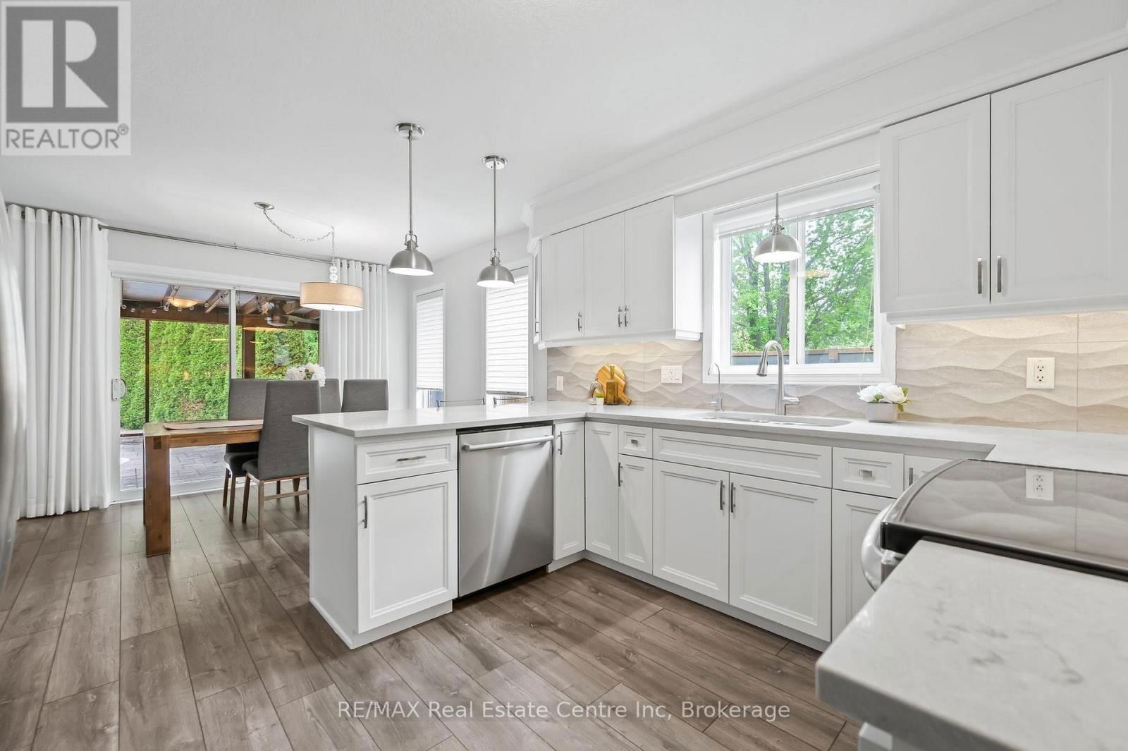 52 BOND COURT Image 7