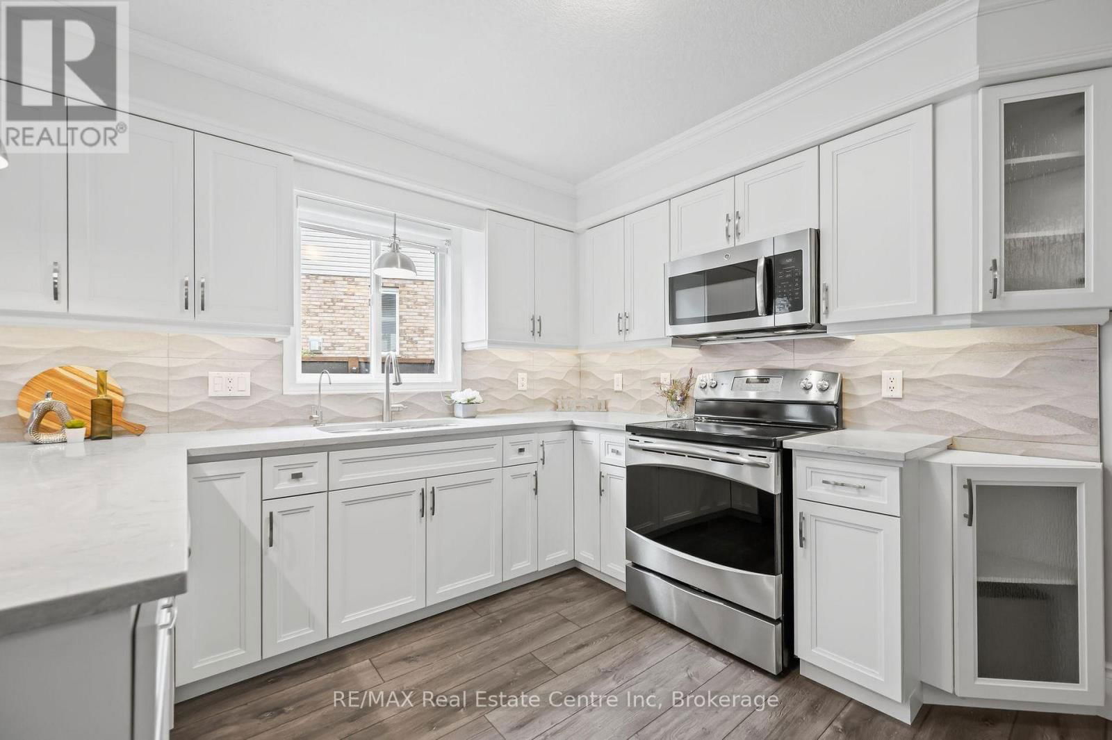 52 BOND COURT Image 8