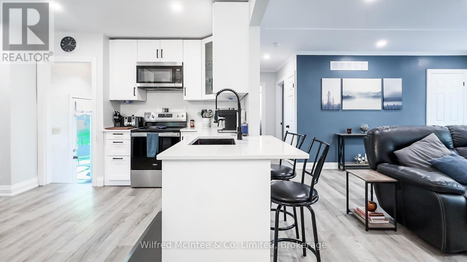301 CARLING TERRACE Image 10