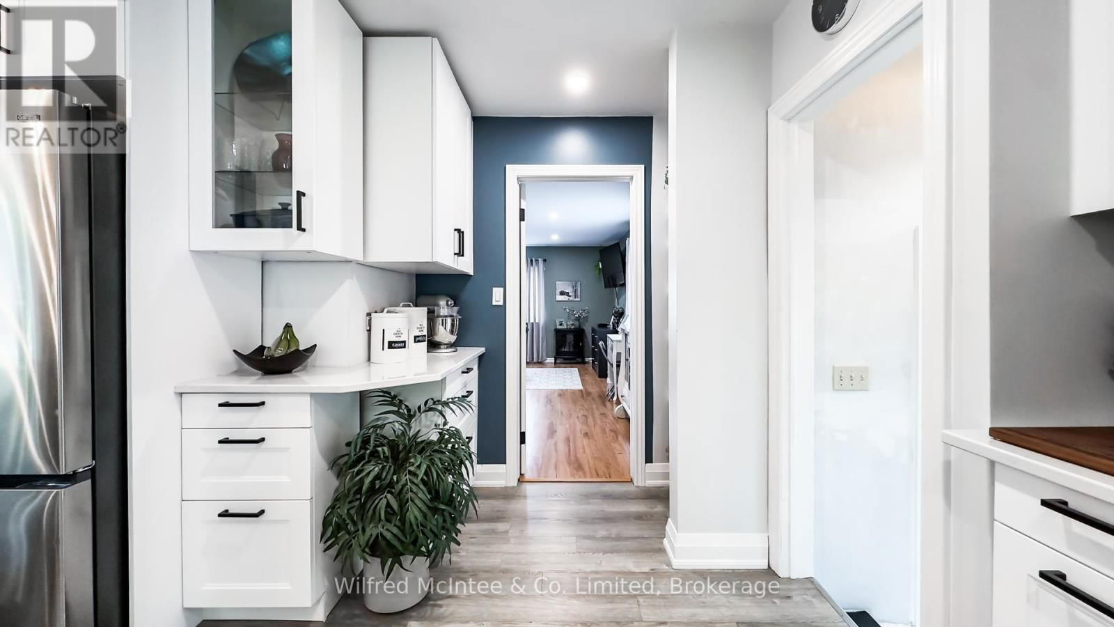301 CARLING TERRACE Image 12