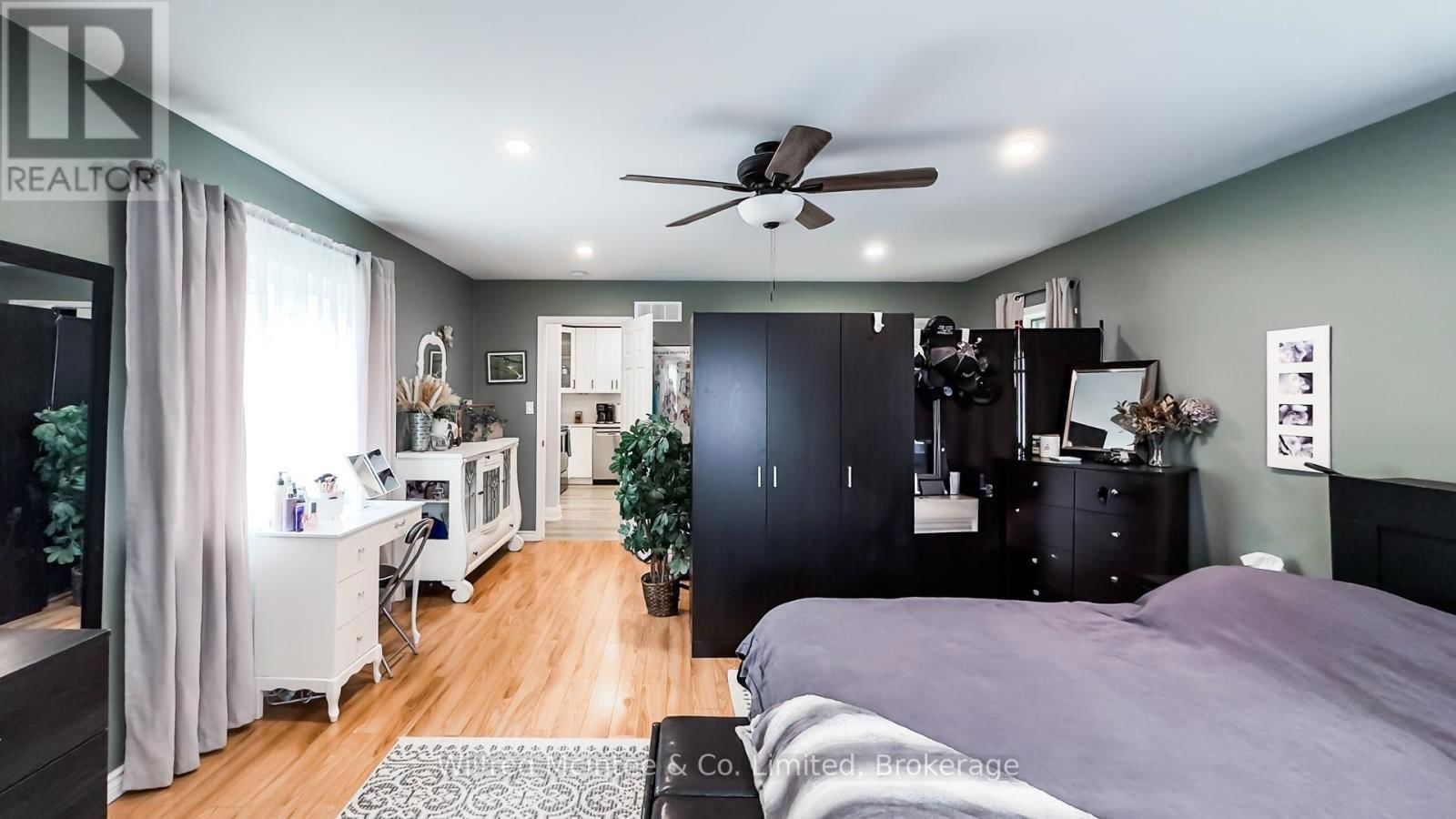 301 CARLING TERRACE Image 15