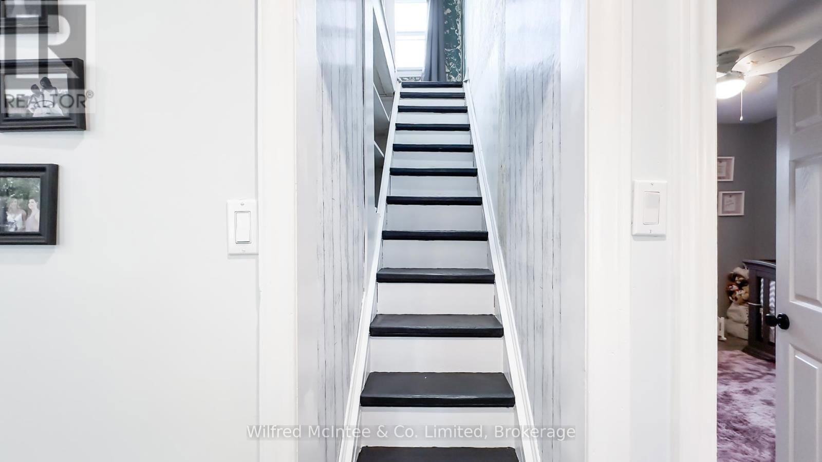 301 CARLING TERRACE Image 16