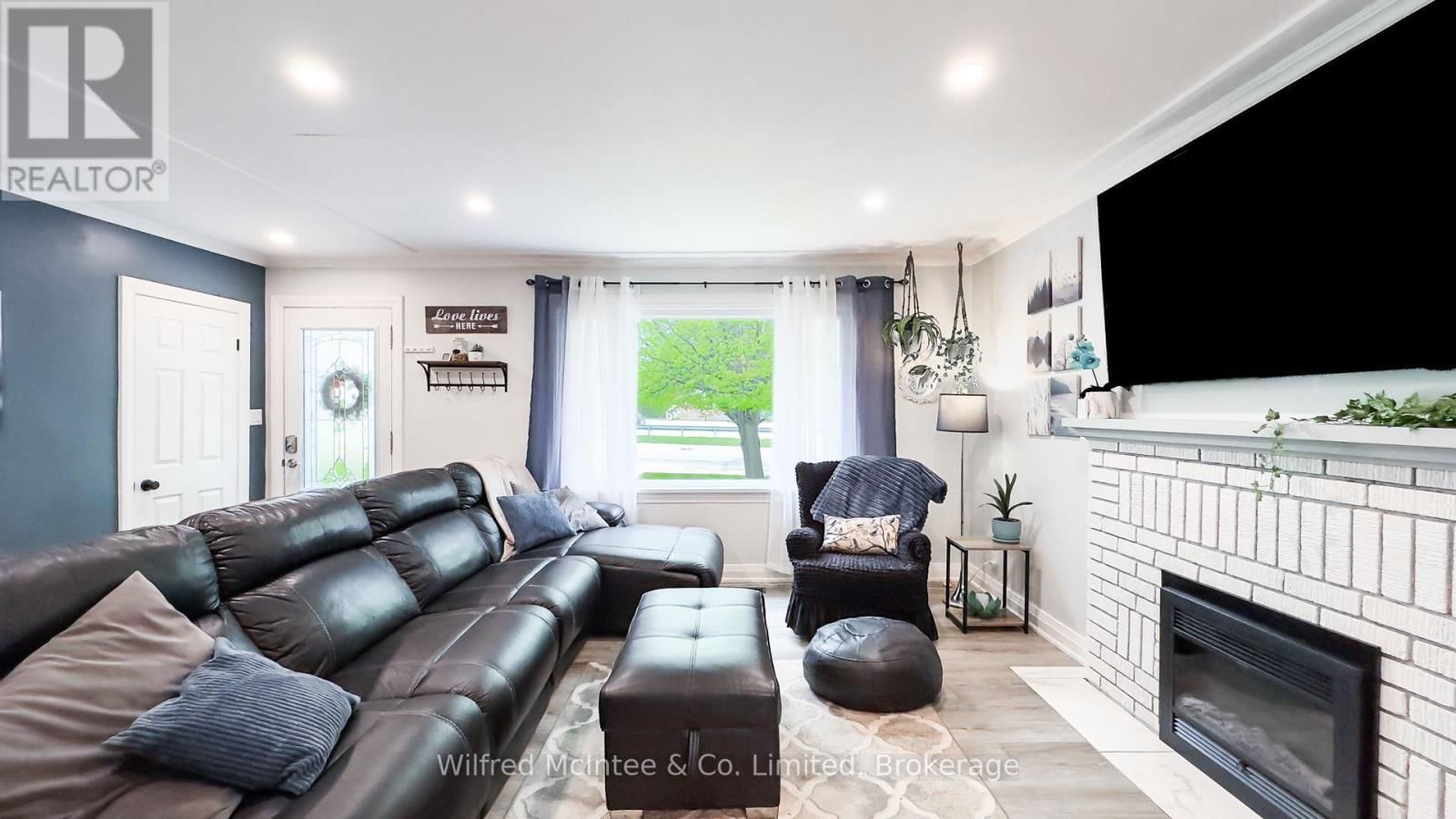 301 CARLING TERRACE Image 4