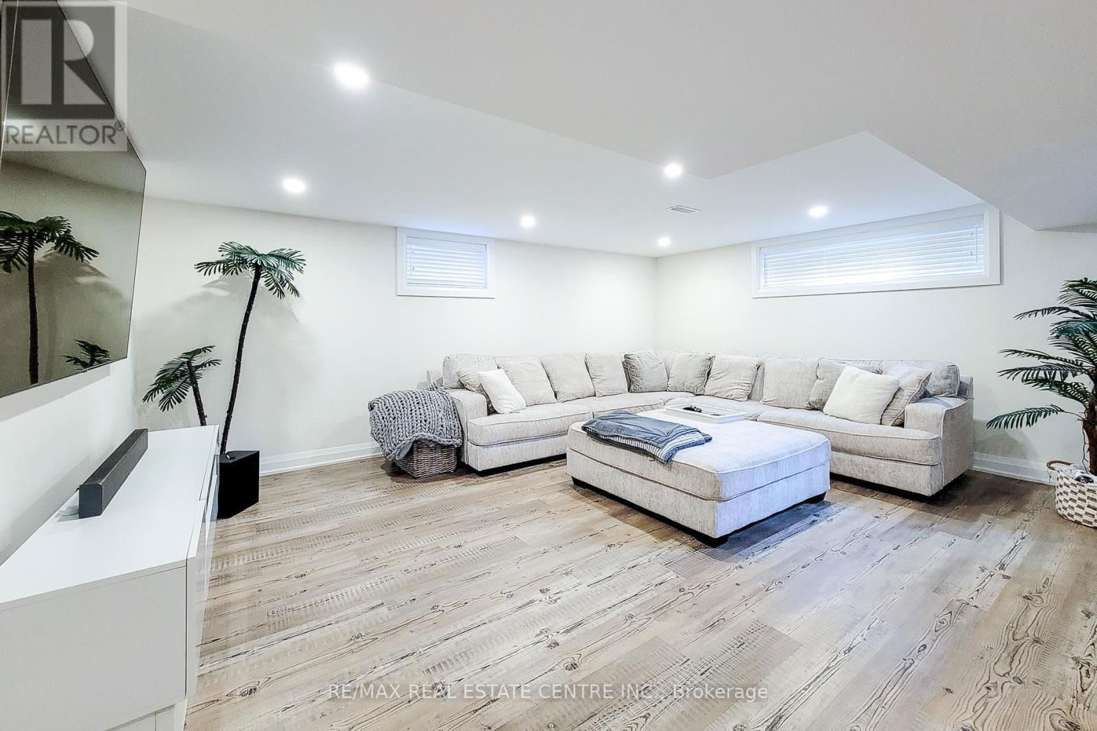 38 STEWART STREET Image 32