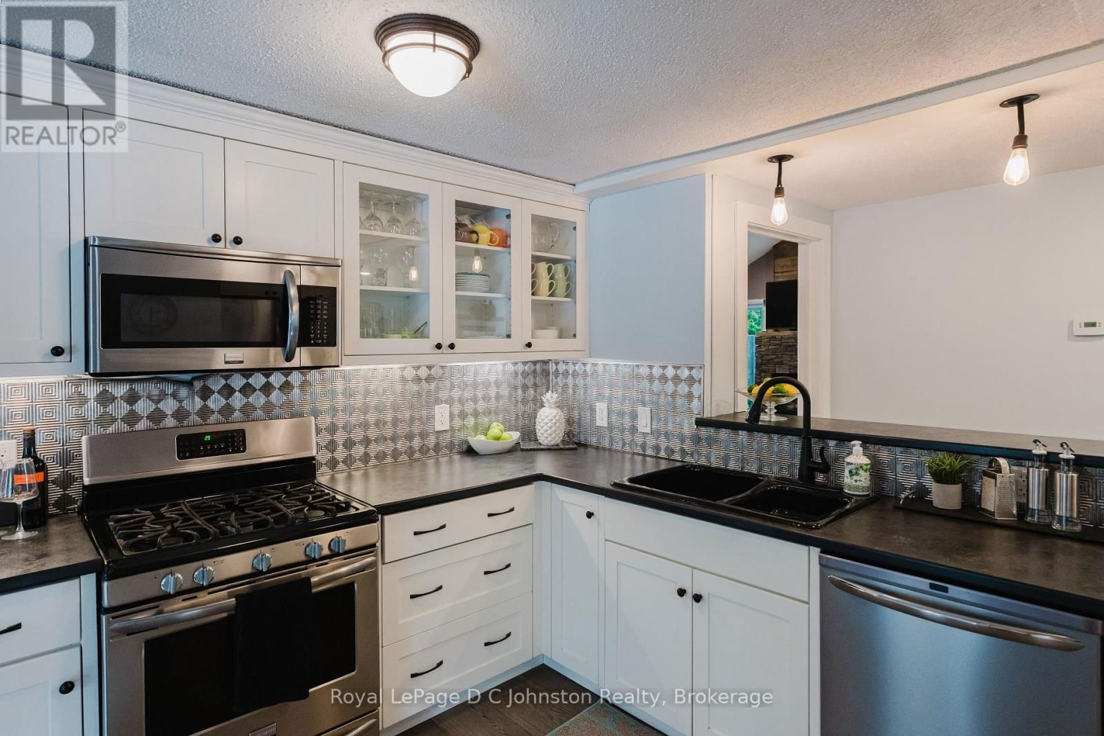 38 OAK STREET Image 17