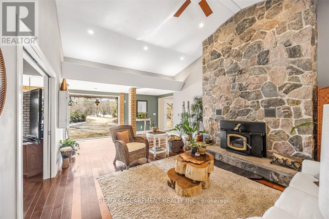 302783 DOUGLAS STREET Image 11