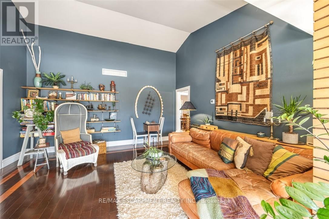 302783 DOUGLAS STREET Image 16
