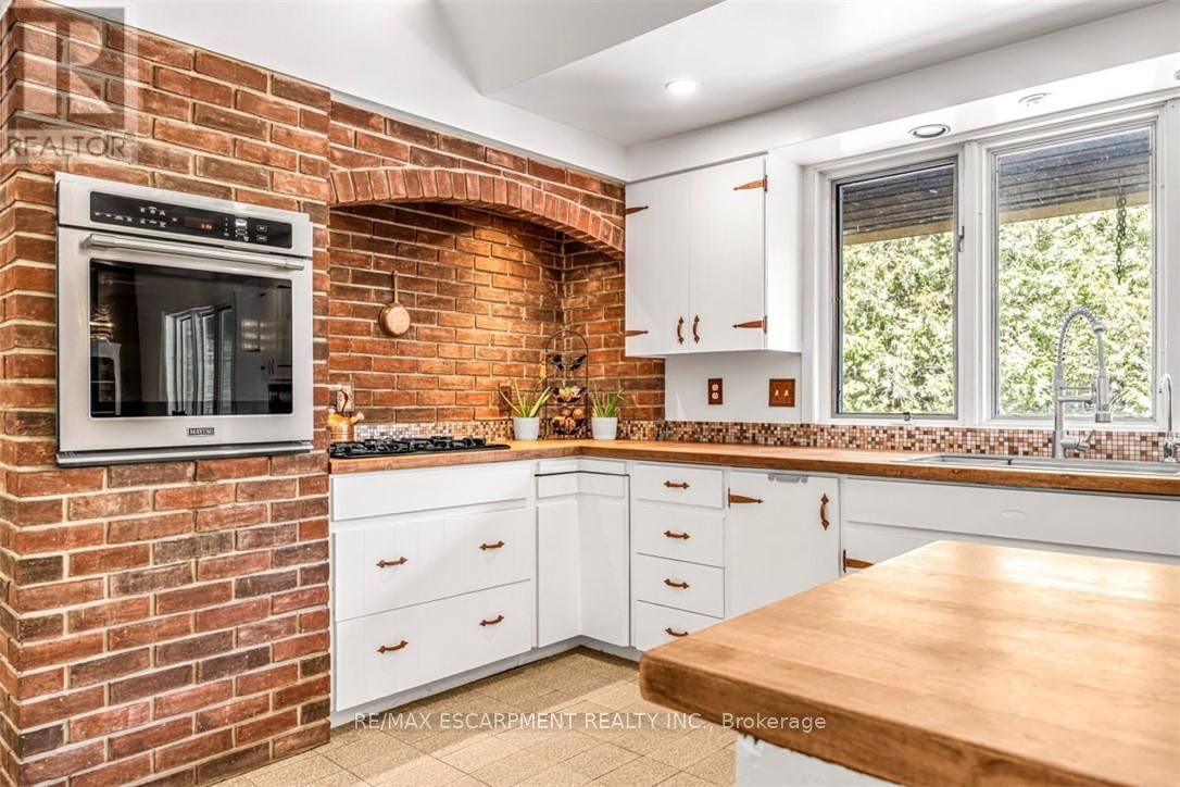 302783 DOUGLAS STREET Image 22