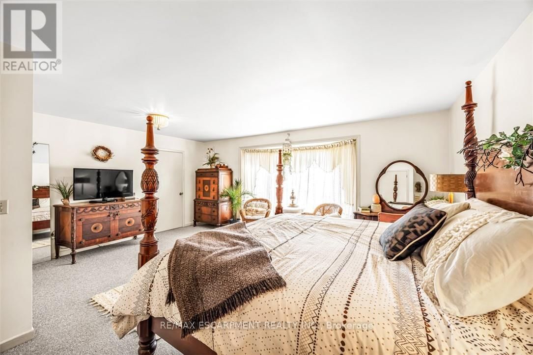 302783 DOUGLAS STREET Image 25